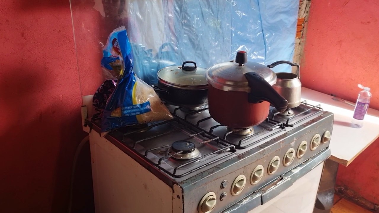 Mãe de cinco filhos enfrenta dificuldades e pede ajuda para sobreviver ao inverno em Cascavel