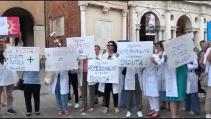 Farmacisti scendono in piazza con un flash mob a Vicenza: «Stipendi bassi e contratto bloccato»