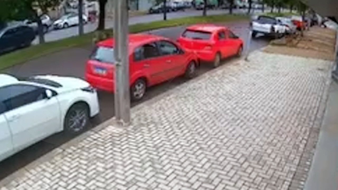 Mulher destrói Fiesta após possível desentendimento amoroso em Cascavel