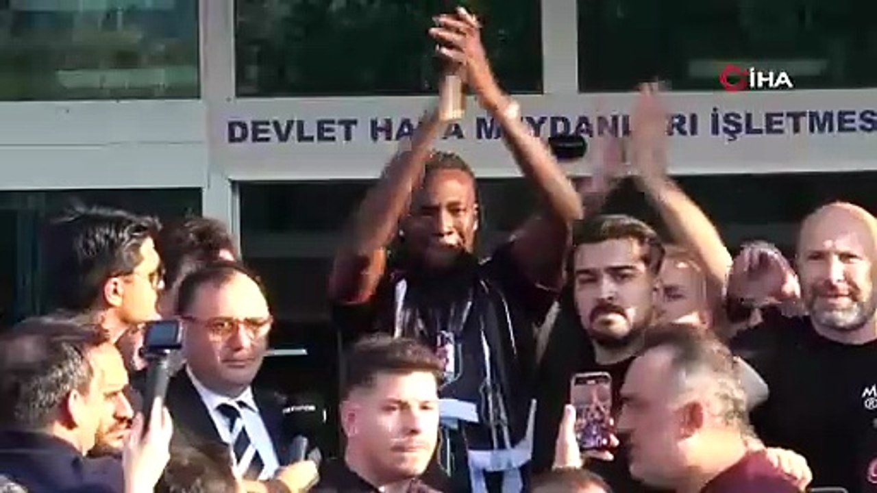 Beşiktaş'ın yeni golcüsü Tammy Abraham İstanbul'a geldi