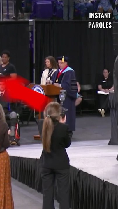 Cet étudiant atteint de paralysie marche lors de la remise des diplômes