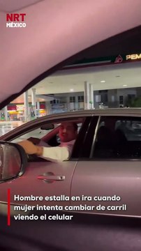 Un hombre fue captado reclamando de forma agr3siva a una mujer conductora luego de que ella intentara cambiarse de carril supuestamente mientras veía su celular. El hecho generó una fuerte discusión vial.