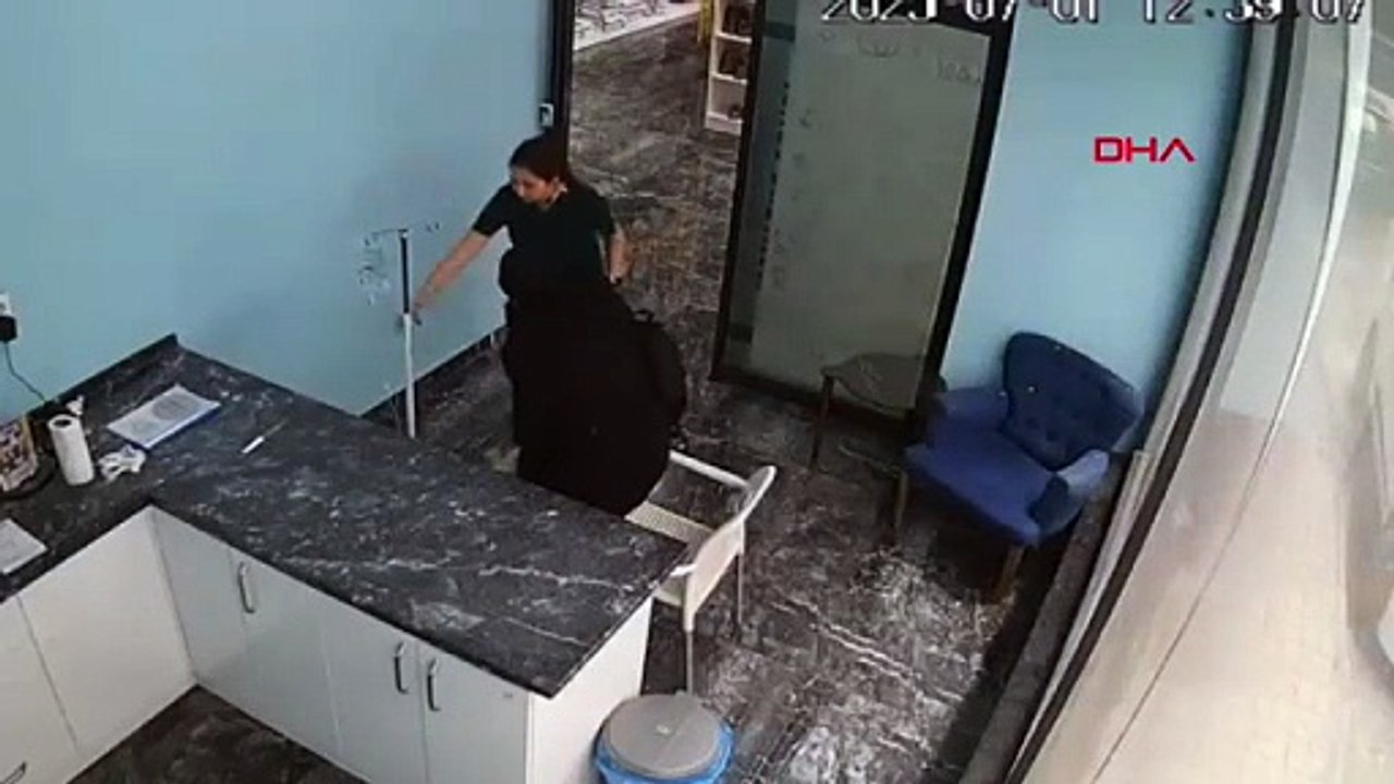Deprem sırasında serum takılı köpeğin yanına koştu; o anlar kamerada