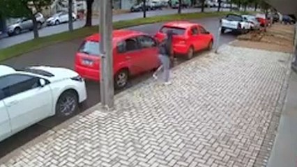 Mulher quebra carro do ex em via pública em Cascavel; veja vídeo
