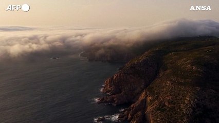 Portogallo, il raro fenomeno del "roll cloud" su Cabo da Roca