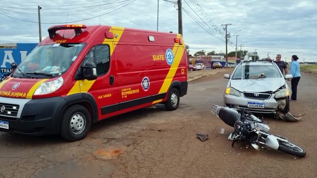 Casal fica ferido em colisão entre moto e carro na marginal da BR-277, em Cascavel
