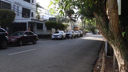 Conductores comienzan a respetar norma que prohíbe estacionarse a ambos lados de las calles