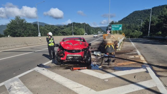 고속도로서 승용차가 충격 흡수대 충돌...운전자 사망 / YTN