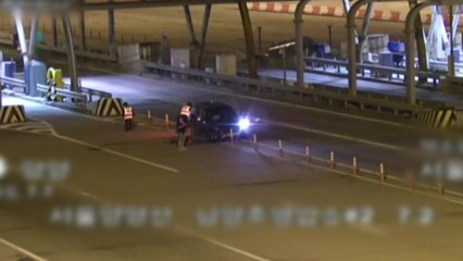 만취 상태로 요금소 규제봉 들이받은 여성 입건 / YTN