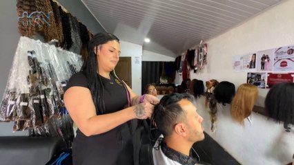En este salón hay música, trenzas y segundas oportunidades
