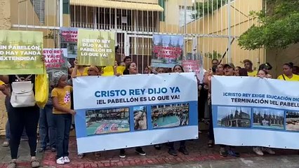 Bajo lluvia padres marchan por terminación de pabellón de la secundaria en Escuela Cristo Rey