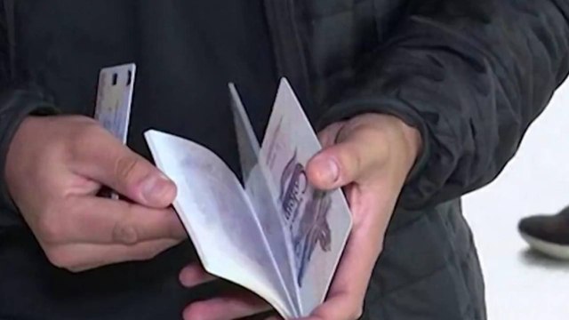 ¿Qué hay detrás del caos en los consulados colombianos que ha dejado a miles sin pasaporte?