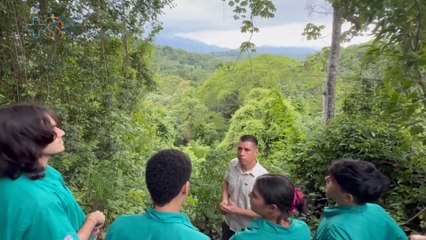 mqn-Un aula en el bosque- estudiantes enseñan turismo guiando en sendero ecológico de Orotina-020725