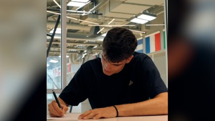 Hugo González firma su contrato con los Boston Celtics de la NBA