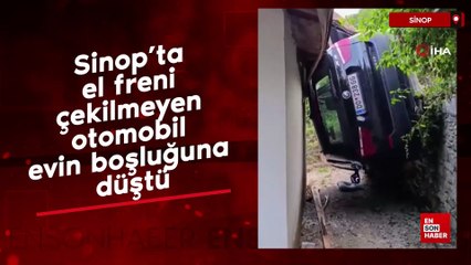 Sinop'ta el freni çekilmeyen otomobil evin boşluğuna düştü