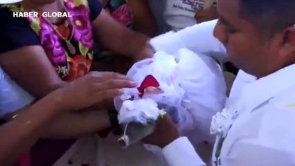 Meksikalı belediye başkanı timsahla evlendi