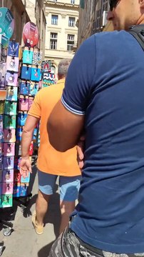 La colère du sénateur Stéphane Ravier en visite dans le 14e à Marseille où un squat s'est installé depuis 5 ans au pied d'une église : Je vais nettoyer tout ça moi !