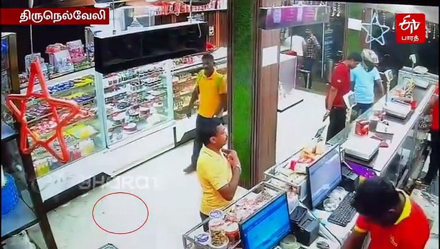 கேசுவலாக ஸ்வீட் கடையில் மணிபர்ஸை திருடும் மர்ம நபர்: சிசிடிவி காட்சி வைரல்!