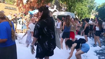 Fiesta de la espuma tras la suspensión del desalojo de familias de Vallcarca (Barcelona)