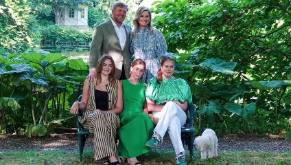 Mambo, cagnolino superstar nel ritratto di famiglia di Maxima d’Olanda