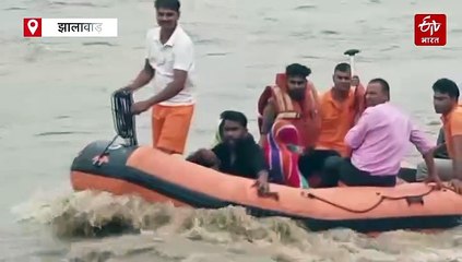 झालावाड़ में उफान पर नदियां: गागरोन का कटा संपर्क, प्रसूता को बोट से अस्पताल पहुंचाया