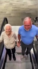 여자 엉덩이보고 놀란 할아버지