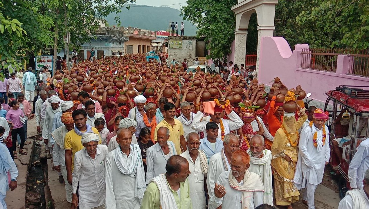 VIDEO: कलश यात्रा में उमड़ी श्रद्धालुओं की भीड़, भागवत कथा के आयोजन को लेकर निकाली कलश यात्रा