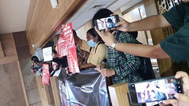 Koalisi Masyarakat Sipil Geruduk Rapat Komisi X DPR dengan Fadli Zon