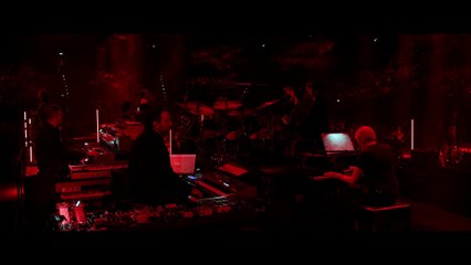 This is Not a Drill: Live From Prague - The Movie, guarda una clip del film-concerto (HD)