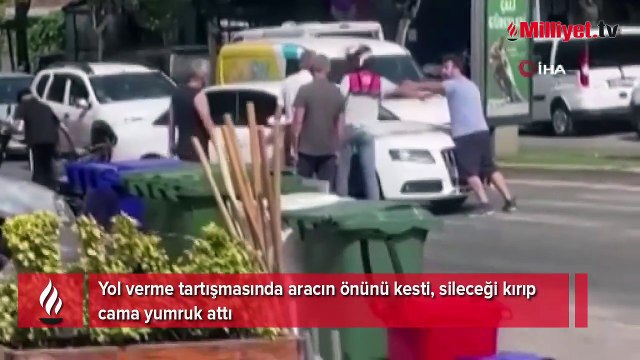 Aracın önünü kesti, sileceği kırıp cama yumruk attı