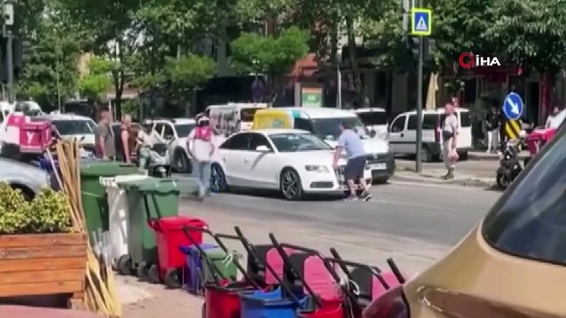 Yol verme tartışmasında aracın önünü kesti, sileceği kırıp cama yumruk attı