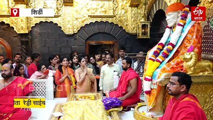 तेलंगाणाचे मुख्यमंत्री रेवंत रेड्डी यांची पत्नी गीता रेड्डी साईचरणी नतमस्तक; पाहा व्हिडिओ