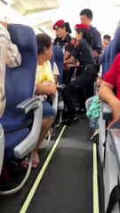 Un passager en surpoids veut changer de place dans l'avion, il est expulsé, traîné par terre