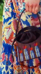 الفساتين المنقوشة تتألق في مجموعات ريزورت 2026: احتفال بالألوان والنقشات الصيفية