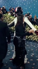 بين الفساتين والبدلات .. جرأة وإبداع وخروج عن المألوف في إطلالات حفل Met Gala  لعام 2025