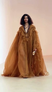 القطع الأساسية لإجازة صيفية أنيقة: دليلك لإطلالة منعشة على البحر وتحت أشعة الشمس