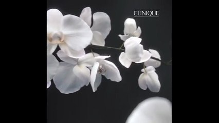اغمري نفسك بانتعاش عطر Clinique Aromatics in White