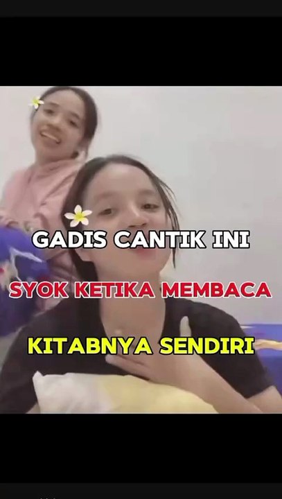 Gadis Cantik Ini Syok Ketika Membaca Kitabnya Sendiri