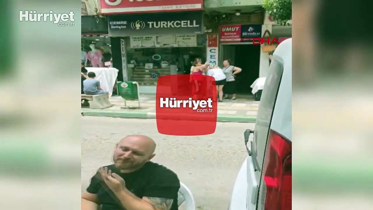 Bursa Gemlik'te deprem: Saç kesimine sokakta devam etti