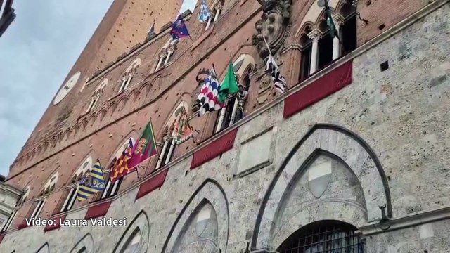 Palio, esposta la bandiera verde. Carriera rinviata al 3 luglio
