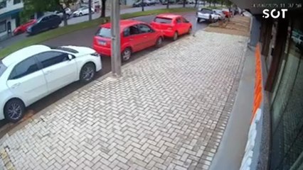 Mulher é flagrada destruindo carro em Cascavel e afirma ser vítima de ameaças do ex-companheiro