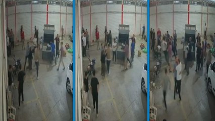 Polisin biber gazı sıkarak ayırdığı akraba pazarcıların kavgası kamerada