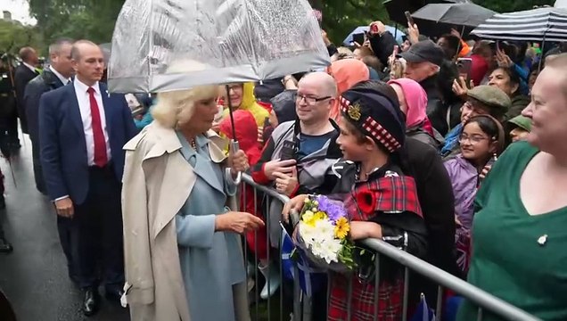 King lays wreath at Kirkcaldy War Memorial