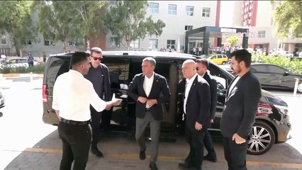 Özgür Özel, Mehmet Murat Çalık'ı ziyaret etti