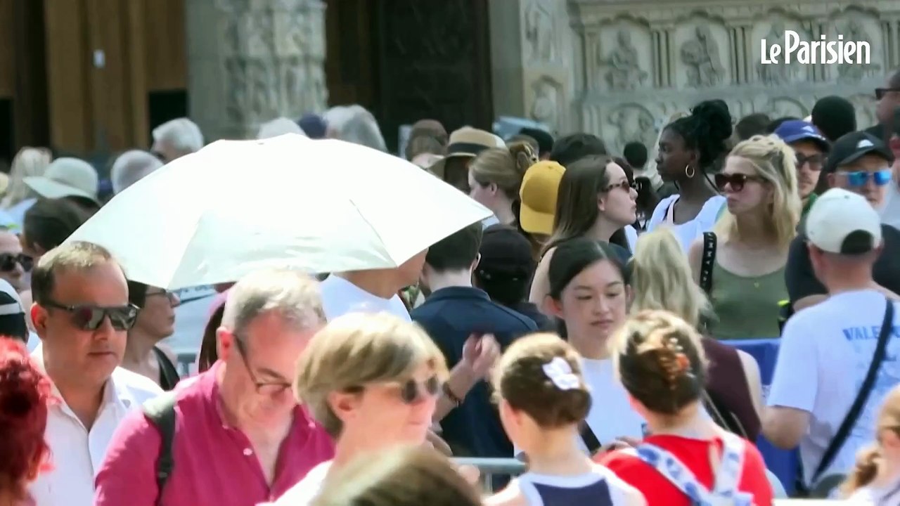 Les touristes s'adaptent à la canicule à Paris