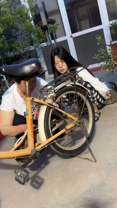 adik kakak ini mau menjahili neneknya