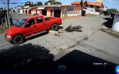 VIDEO: ¡Por poquito! Un motociclista se salvó de un destino fatal en Guatemala