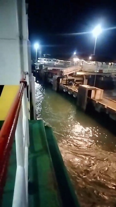 kapal mau bersandar
