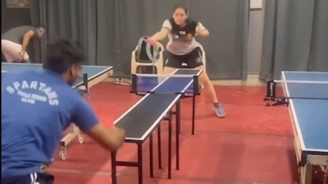 El entrenamiento hipnótico de ping pong sobre una mesa de 30 cm que se ha vuelto viral