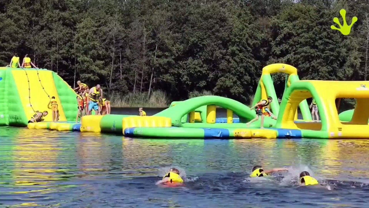 Sarthe : L'aquaparc installé depuis 48h sur le plan d'eau de la Gémerie à Arnage va être démonté après avoir été pris d'assaut par des hordes de jeunes qui ont attaqué l'agent de sécurité